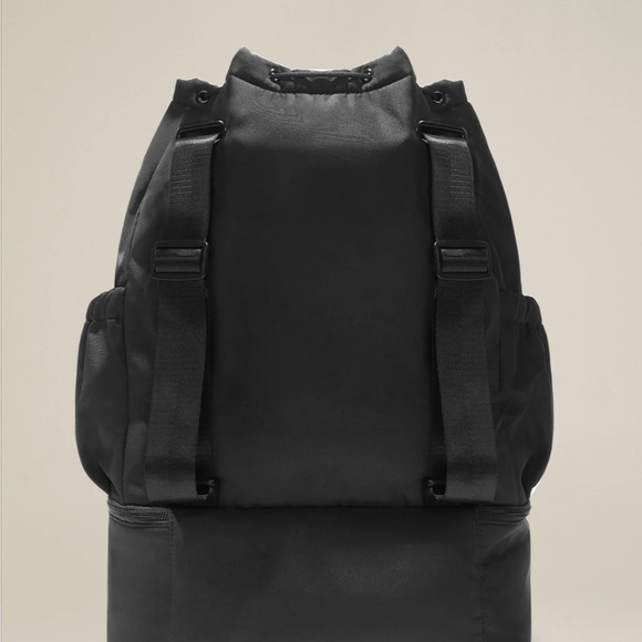 Beyond Yoga Convertible Gym Bag. 18.9 X 16.14 X 2.76 inches - Picture 7 of 8